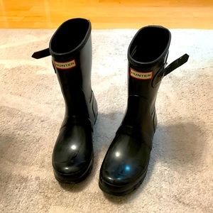 Hunter original short gloss rain boot in black-size 6.5
